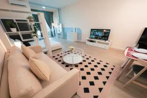 TV a/nebo společenská místnost v ubytování Netizen Cozy Suite By GUESTONIC