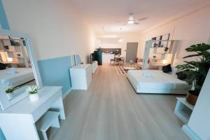Postel nebo postele na pokoji v ubytování Netizen Cozy Suite By GUESTONIC