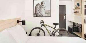 a bike parked next to a bed in a bedroom at Field Station Joshua Tree in Yucca Valley