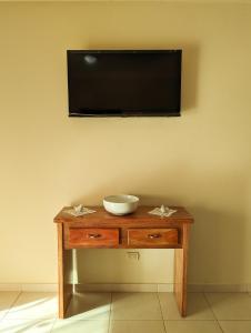 a wooden table with a bowl on top of it at Espacioso apartamento en Puerto Plata in San Felipe de Puerto Plata
