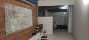 een kamer met een muur met een schilderij aan de muur bij SOPHIA Central Studio in Hunedoara