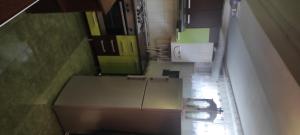 een uitzicht op een badkamer met groene dozen bij SOPHIA Central Studio in Hunedoara