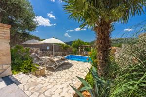 Πισίνα στο ή κοντά στο Villa Cocoon - Vacation Home with Heated Pool & Garden