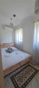 ein Schlafzimmer mit einem Bett in einem Zimmer in der Unterkunft Zacisze,pl Domki Premium i Bungalowy Deluxe nad Jeziorem Łagowskim in Łagów