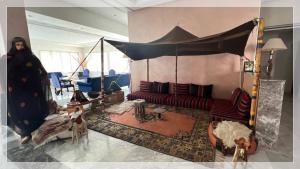 Coin salon dans l'établissement Hotel Al Massira