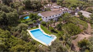 uma vista aérea de uma casa com piscina em Cortijo Huerta Dorotea em Prado del Rey