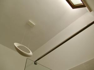 ガラティーナにあるNewly Renovated-Holiday house with large gardenのバスルーム(洗面台付)、壁にトイレが備わります。 +19枚の写真