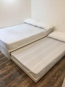 Katil atau katil-katil dalam bilik di Renovated 2br 2tb Wifi/Netflix very near Mall QC