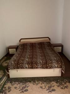 uma cama num canto de um quarto em Коттедж Иссык-Куль солнышко VIP 2 em Chok-Tal
