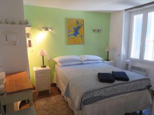 Bourg-CharenteにあるLa Maison du Bonheurのベッドルーム1室(ベッド1台、タオル2枚付)
