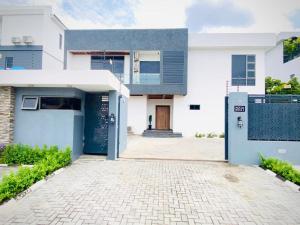 uma casa com uma porta azul e uma entrada de tijolos em Rushmore - Premier 2 Room em Lagos