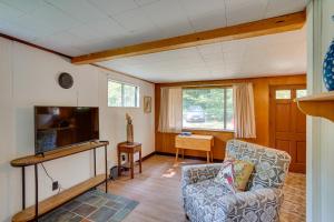 Seating area sa Cozy Becket Cottage Escape with Lake Access!