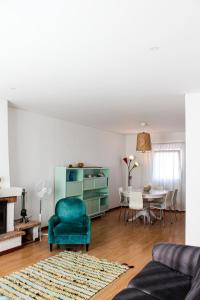 a living room with a green chair and a table at Okira beach house in Aguda