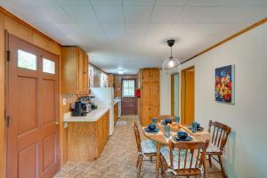 cocina con mesa y sillas en una habitación en Cozy Becket Cottage Escape with Lake Access!, en Becket