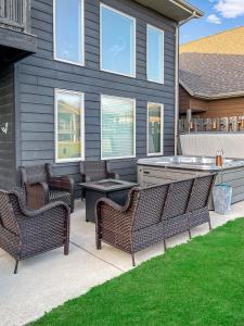 Arnolds Park的住宿－Bridges Bay Vacation Cabin 152，庭院设有藤椅、桌子和烧烤架。