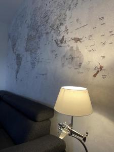 桑德的住宿－Ferienhaus Hallix，椅子旁边的一盏灯和墙上的世界地图