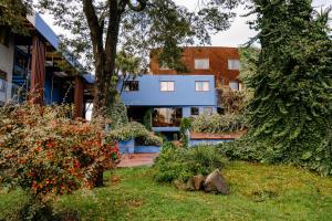 a blue building in the middle of a yard at Hotel Tierra del Sur in Temuco