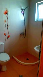 een badkamer met een douche, een toilet en een wastafel bij Къща за гости Вълчеви Несебър in Nesebar