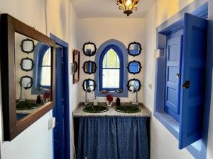 baño con 2 lavabos y puerta azul en Cuevas La Veranda en Orce