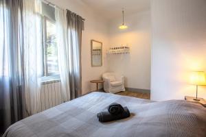 Un dormitorio con una cama grande y una ventana en Villa les Grillons, en Hyères