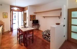 Ponte CaffaroにあるNice Apartment In Bagolino With Kitchenのリビングルーム(テーブル、冷蔵庫付)