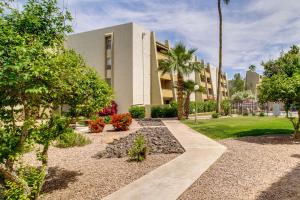 un bâtiment avec des arbres et des plantes devant lui dans l'établissement Scottsdale Condo with Pool, 1 Mi to Old Town!, à Scottsdale