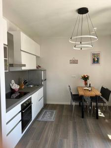 eine Küche mit Tisch und ein Esszimmer in der Unterkunft Villa Perosi in Vigevano