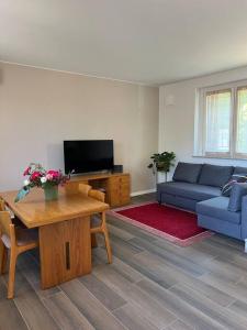 ein Wohnzimmer mit Sofa und Tisch in der Unterkunft Villa Perosi in Vigevano + 14 Fotos