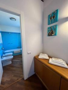 ein Badezimmer mit Waschbecken und Toilette in einem Zimmer in der Unterkunft Villa Perosi in Vigevano