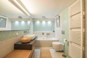 A bathroom at Luxury Living Apartment