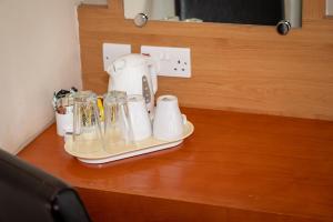un comptoir avec un plateau d'appareils sur une table dans l'établissement The Titan, à Clydebank