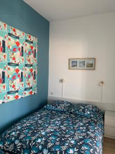 羅什福爾的住宿－"Le Thalassa" Hyper Centre Rochefort，一间卧室配有一张蓝色墙壁的床
