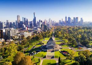 uma vista aérea de um parque com uma cidade ao fundo em Free Parking-Luxurious & Spacious Skyline view Apt em Melbourne