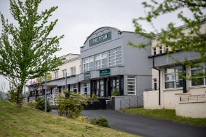 un edificio con un letrero que dice hospital en The Titan, en Clydebank