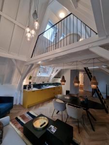 sala de estar con mesa y escalera en Elysian Yellow Suite, en Middelburg