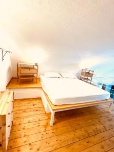 1 dormitorio con 1 cama y 1 mesa en Corso 34, en Porto Santo Stefano