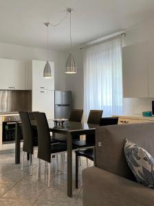 uma cozinha e sala de jantar com mesa e cadeiras em Appartamenti Nataly em Nago-Torbole