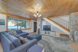 TV a/nebo společenská místnost v ubytování Lakefront Eufaula Escape with Dock and Private Beach!