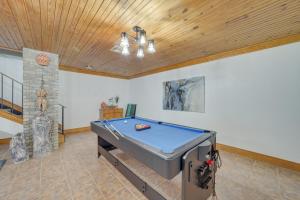 Biliár nebo kulečník v ubytování Lakefront Eufaula Escape with Dock and Private Beach!