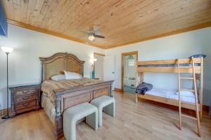 Postel nebo postele na pokoji v ubytování Lakefront Eufaula Escape with Dock and Private Beach!