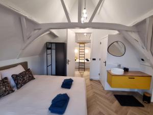 1 dormitorio con 1 cama blanca grande y espejo en Elysian Yellow Suite, en Middelburg