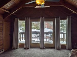 Cortland的住宿－Base Camp，客厅设有窗户和吊扇