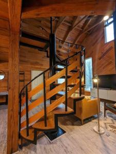 Cortland的住宿－Base Camp，木制建筑中的一个螺旋楼梯,配有椅子