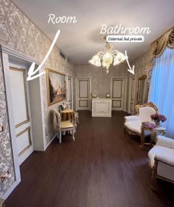 una sala de estar con una lámpara de araña y una habitación con sillas en La Veneziana Boutique Rooms 2 en Venecia