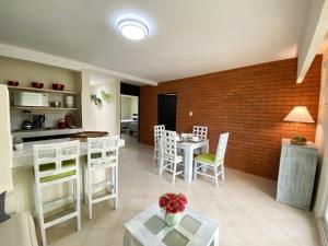 sala de estar con mesa, sillas y pared de ladrillo en Zona Hotelera San José del Cabo, en San José del Cabo