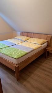 Bett in einem Zimmer mit Holzrahmen in der Unterkunft In der Wachau 