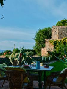 einen Tisch mit Gläsern und Pflanzen auf einer Terrasse in der Unterkunft Charming cottage only for you, a hidden gem 10mn walk to historic center, stunning view in Florenz
