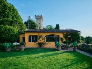 ein gelbes Haus mit einem Uhrturm im Hof in der Unterkunft Charming cottage only for you, a hidden gem 10mn walk to historic center, stunning view in Florenz