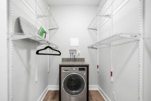 eine Waschküche mit Waschmaschine in der Unterkunft Chic & Fully Furnished Studio Apt with Laundry - Brompton 61-66 rep in Chicago