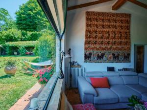 ein Wohnzimmer mit einem Sofa und einem Teppich an der Wand in der Unterkunft Charming cottage only for you, a hidden gem 10mn walk to historic center, stunning view in Florenz